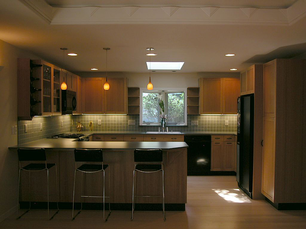 oak kitchen with triangle vault frieze